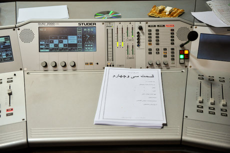 عکس تزیینی است زندگی در تئاترهای رادیویی جریان دارد